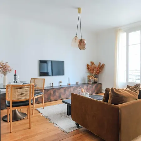 Charm And Serenity In This Modern Cocoon For 2 * פריז